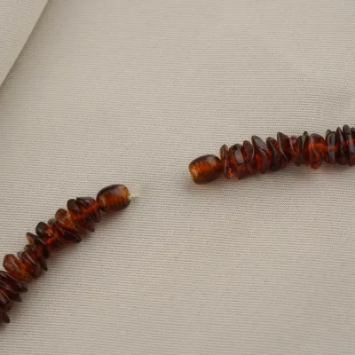 Náhrdelník jantár tmavý so zapínaním