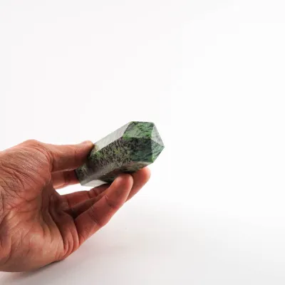 Obelisk rubín v zoisite