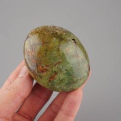 Chalcedón zelený tromlovaný kameň