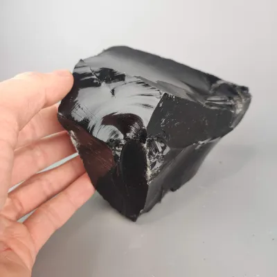 Neopracovaný kameň - čierny obsidián