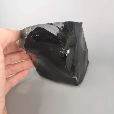 Neopracovaný kameň - čierny obsidián
