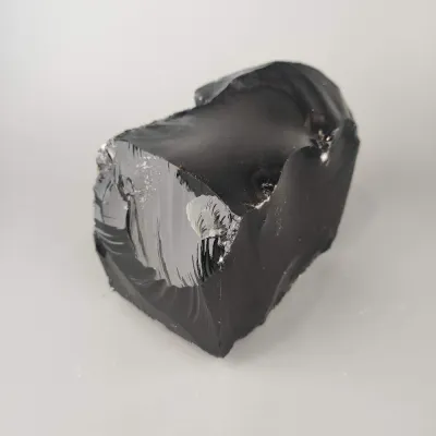 Neopracovaný kameň - čierny obsidián